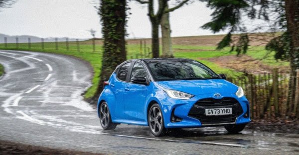 Въпреки че Toyota изостави Yaris в Северна Америка преди няколко години, суперминито продължава да се харчи изключително добре на други пазари. В Европа Yaris е сред 15-те най-продавани автомобила, като кросоувър версията Yaris Cross е в топ 10. Най-важното е, че Yaris (Vitz в Япония от няколко поколения) показа способността на Toyota да създава малък, ефективен, достъпен и атрактивен градски автомобил, допълнен с легендарната надеждност на марката. В епоха, в която повечето производители не могат да си позволят да правят малки коли, това е от решаващо значение.

Революцията на Toyota в сегмента на супермини започна през 1999 г. Yaris мигновено се превърна в хит в Европа и в Япония със симпатичен дизайн, максимално увеличено вътрешно пространство, ефективни двигатели и отлични показатели за безопасност. Журналистите също го харесаха и му дадоха наградата Европейски автомобил на годината през 2000-а. За второто поколение Toyota се фокусира върху увеличаването на вътрешното пространство. Той дори имаше някои характеристики на миниван, като плъзгащи се задни седалки!

С третото поколение Yaris Toyota започна да “помпа мускули“, тъй като беше наличен с хибридната система от Prius. За щастие, Yaris от четвърто поколение е  много по-забавен за шофиране. Най-важното е, че новата хибридна система го направи много по-бърз (9,2 секунди до стотака), като същевременно осигурява невероятен разход – под 3,3 литра на 100 км.

Да не забравяме и дивия 2024 GR Yaris, който впечатли с AWD и 280 к.с.!